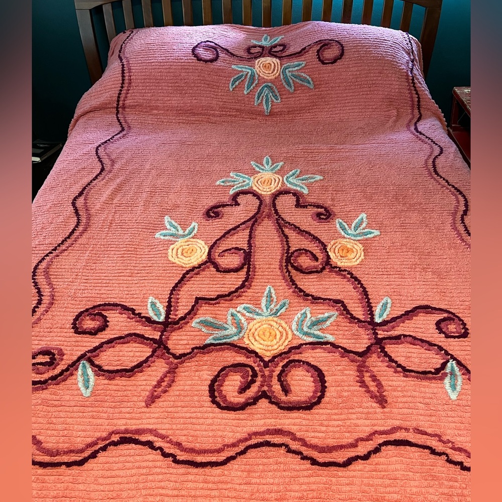 Vintage chenille queen bedspread in great condition!